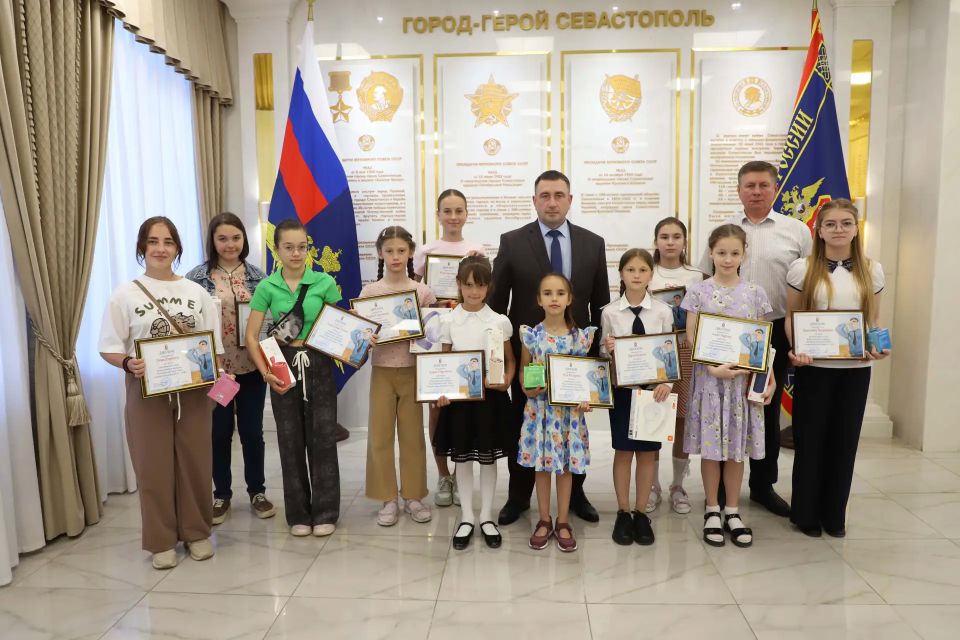 Начальник УМВД России по г.Севастополю генерал-майор полиции Сергей Сигунов вручил дипломы и подарки победителям регионального этапа Всероссийского конкурса «Полицейский Дядя Стёпа»