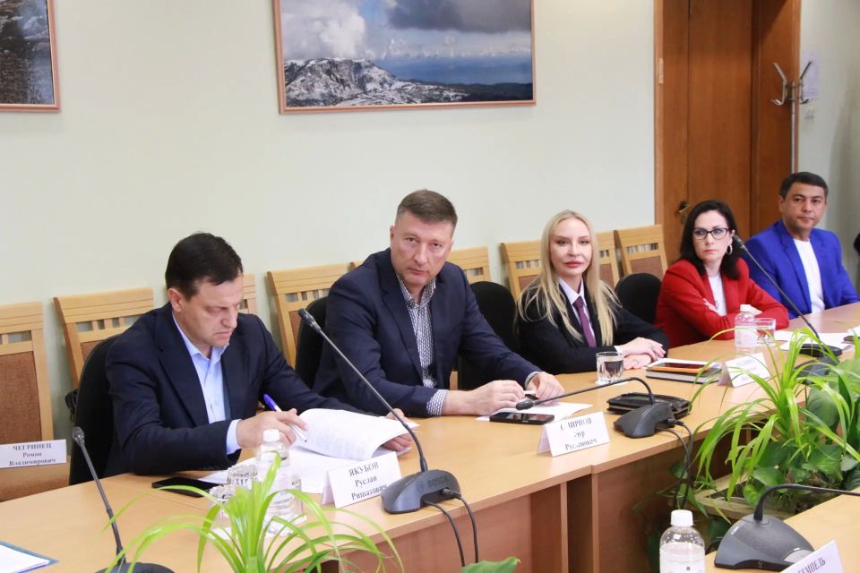На заседании Комитета ГС РК по межнациональным отношениям под председательством Эдипа Гафарова депутаты обсудили меры по сохранению этнокультурной идентичности караимов и крымчаков На заседании Комитета ГС РК по межнациональным отношениям под председательством Эдипа Гафарова депутаты обсудили меры по сохранению этнокультурной идентичности караимов и крымчаков
