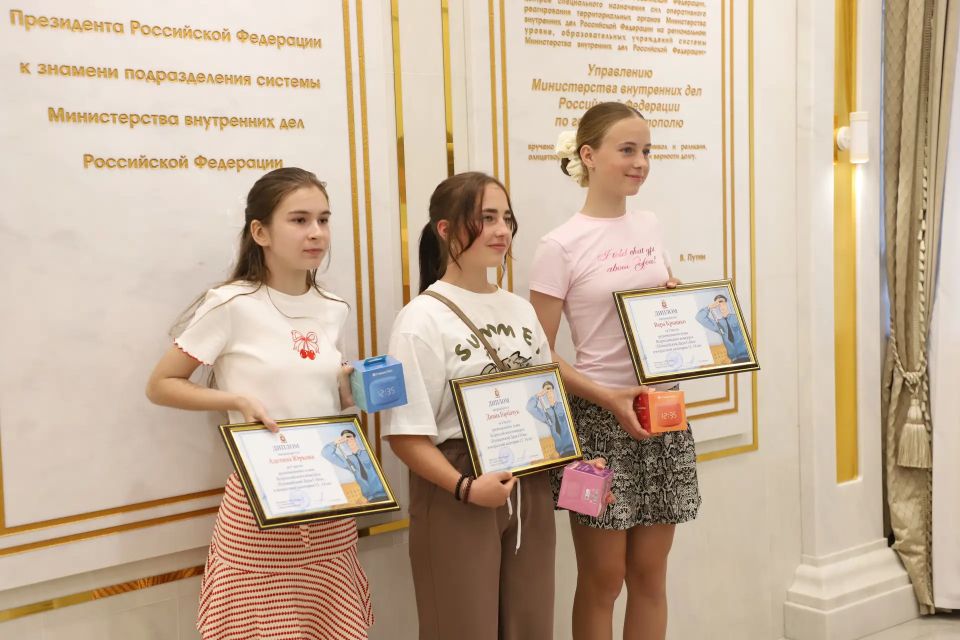 Начальник УМВД России по г.Севастополю генерал-майор полиции Сергей Сигунов вручил дипломы и подарки победителям регионального этапа Всероссийского конкурса «Полицейский Дядя Стёпа» Начальник УМВД России по г.Севастополю генерал-майор полиции Сергей Сигунов вручил дипломы и подарки победителям регионального этапа Всероссийского конкурса «Полицейский Дядя Стёпа»