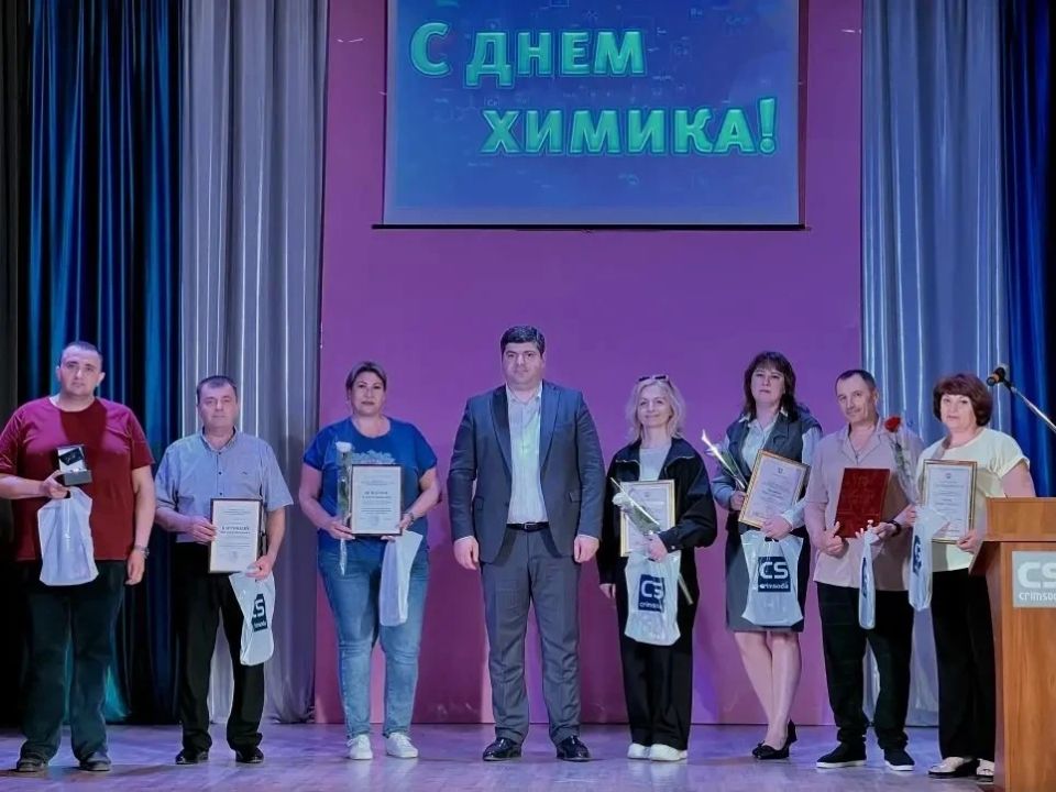 В ходе визита на предприятия химической отрасли региона министр промышленности и торговли Республики Крым Анушаван Агаджанян от имени Главы Республики Крым поздравил работников и ветеранов химической отрасли с... В ходе визита на предприятия химической отрасли региона министр промышленности и торговли Республики Крым Анушаван Агаджанян от имени Главы Республики Крым поздравил работников и ветеранов химической отрасли с...