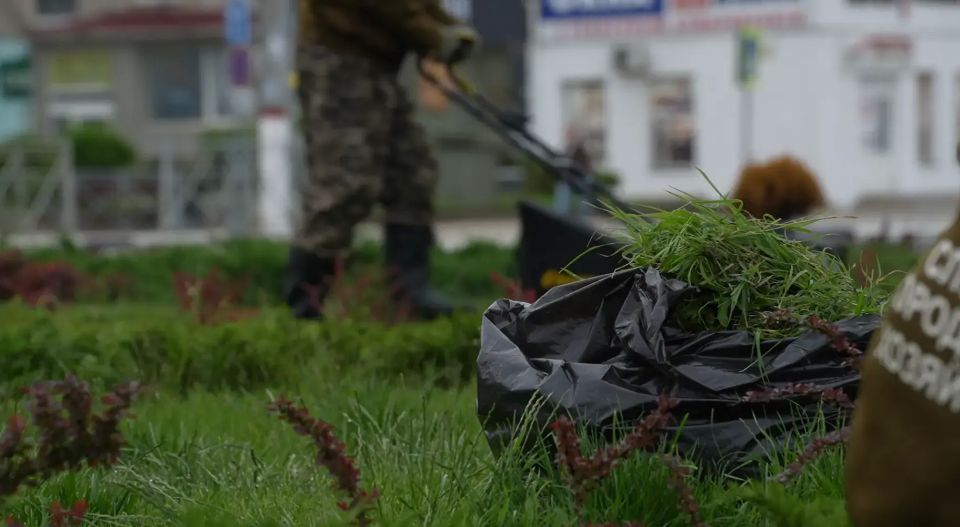 В любую погоду в Керчи ведется работа по уходу за газонами и зелеными насаждениями на муниципальных территориях В любую погоду в Керчи ведется работа по уходу за газонами и зелеными насаждениями на муниципальных территориях