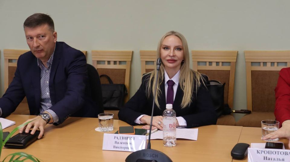 Анастасия Гридчина: Сегодня приняла участие в заседании Комитета Государственного Совета Республики Крым по межнациональным отношениям под председательством Эдипа Гафарова Анастасия Гридчина: Сегодня приняла участие в заседании Комитета Государственного Совета Республики Крым по межнациональным отношениям под председательством Эдипа Гафарова