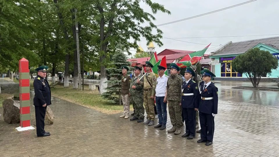 28 мая заместитель главы администрации Советского района Людмила Попова совместно с управляющим делами районного совета Татьяной Сивириной приняли участие в церемонии возложения цветов к памятному знаку воинам-пограничникам