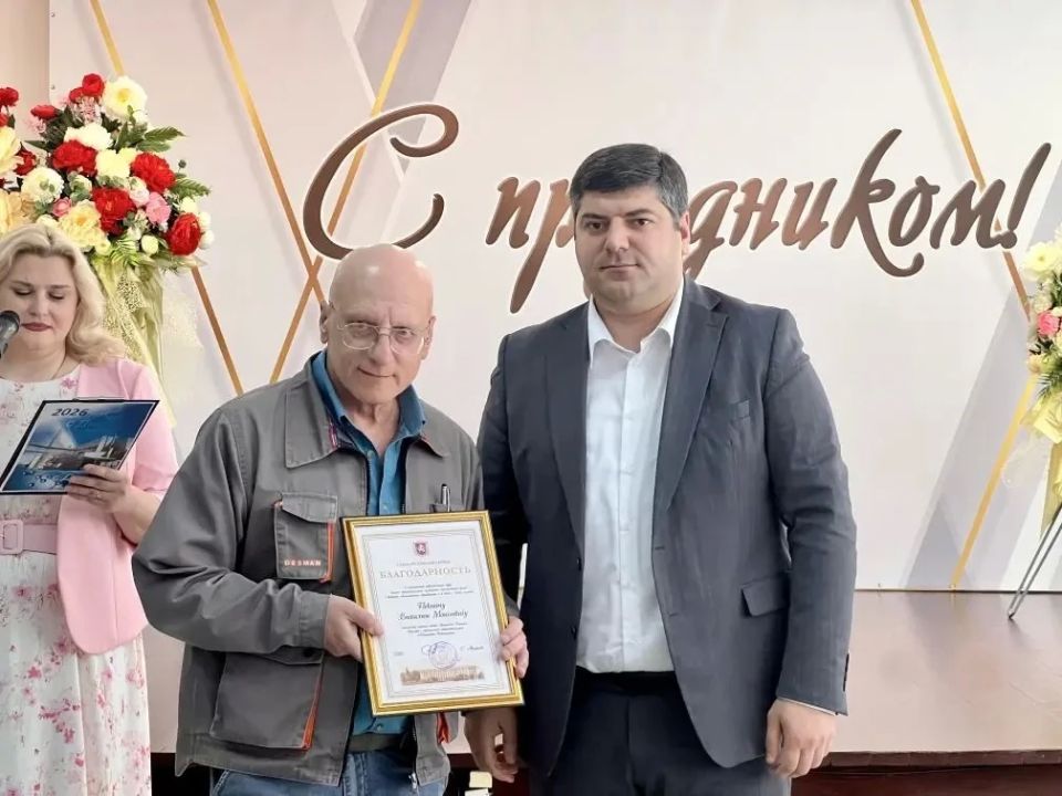 В ходе визита на предприятия химической отрасли региона министр промышленности и торговли Республики Крым Анушаван Агаджанян от имени Главы Республики Крым поздравил работников и ветеранов химической отрасли с... В ходе визита на предприятия химической отрасли региона министр промышленности и торговли Республики Крым Анушаван Агаджанян от имени Главы Республики Крым поздравил работников и ветеранов химической отрасли с...