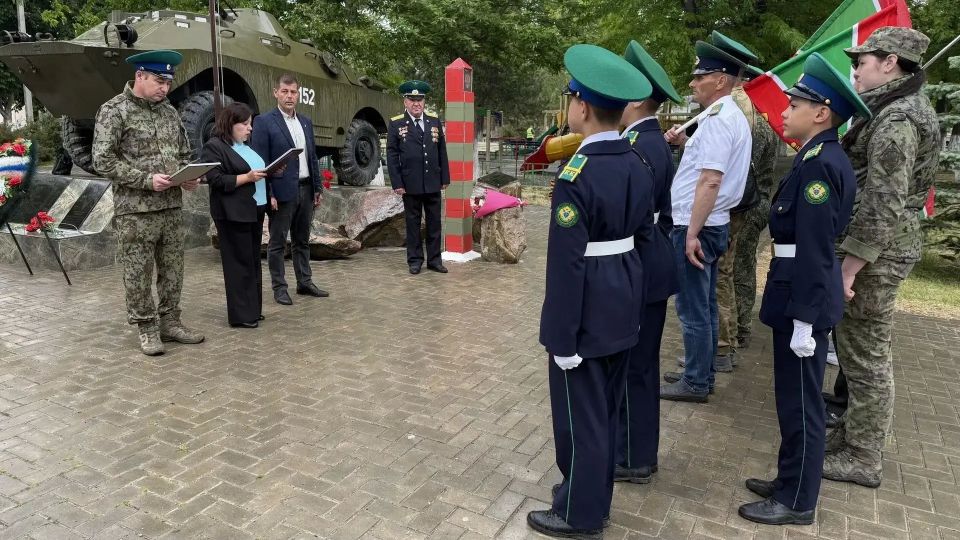 28 мая заместитель главы администрации Советского района Людмила Попова совместно с управляющим делами районного совета Татьяной Сивириной приняли участие в церемонии возложения цветов к памятному знаку воинам-пограничникам 28 мая заместитель главы администрации Советского района Людмила Попова совместно с управляющим делами районного совета Татьяной Сивириной приняли участие в церемонии возложения цветов к памятному знаку воинам-пограничникам