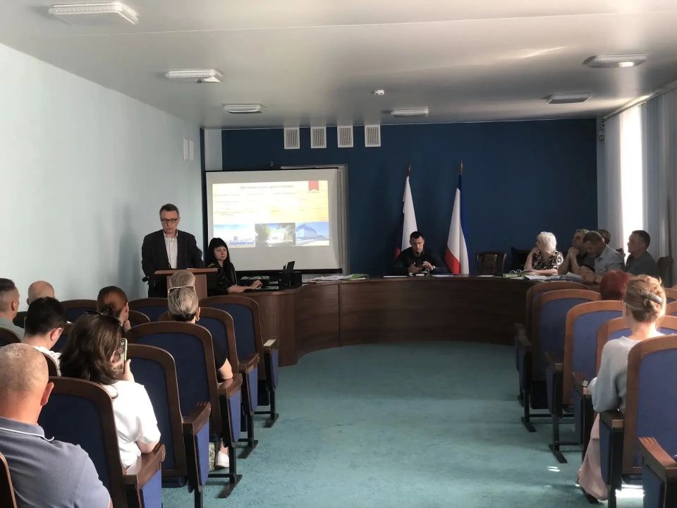 На очередной сессии городского совета глава администрации города Красноперекопска Олег Бурлака представил доклад о результатах своей деятельности и работы городской администрации в 2025 году.