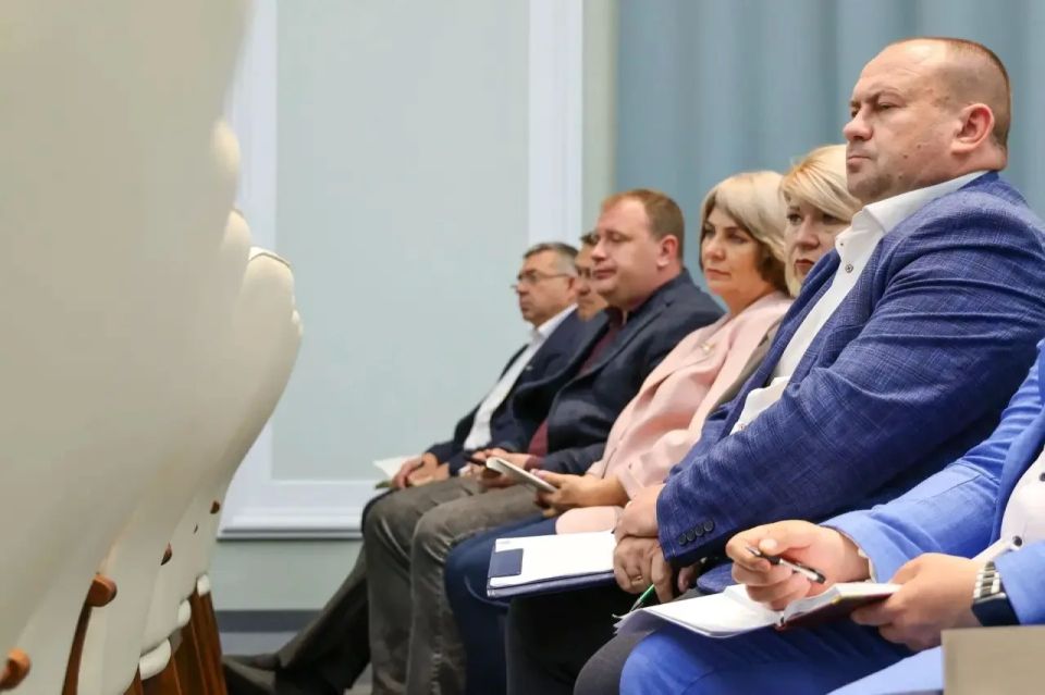 Иван Кошель: С главой муниципального образования Денисом Колесником приняли участие в совещании по проблемным вопросам муниципальных образований Республики Крым под руководством Главы Крыма Сергея Валерьевича Аксенова Иван Кошель: С главой муниципального образования Денисом Колесником приняли участие в совещании по проблемным вопросам муниципальных образований Республики Крым под руководством Главы Крыма Сергея Валерьевича Аксенова