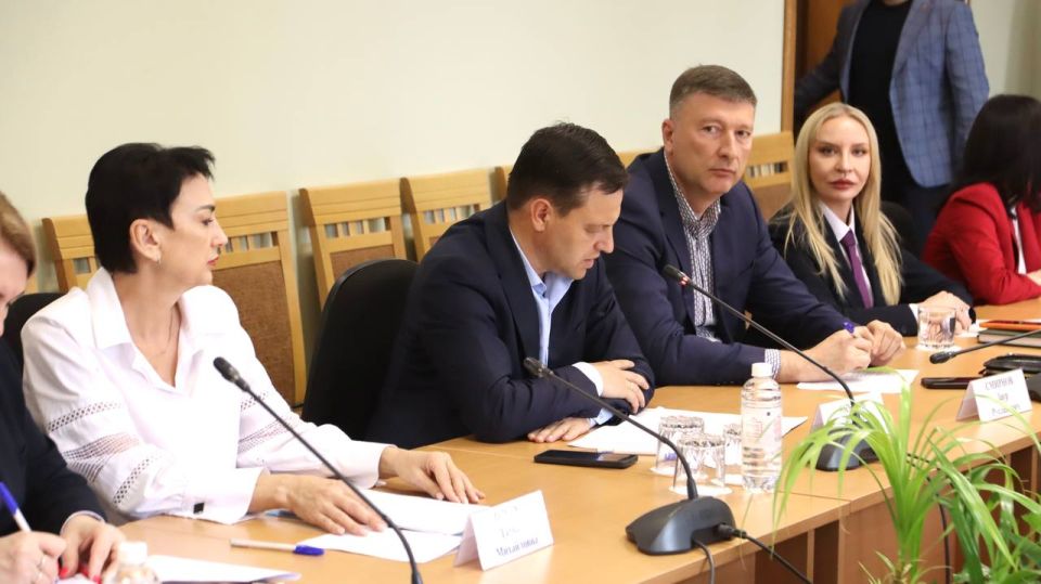 Анастасия Гридчина: Сегодня приняла участие в заседании Комитета Государственного Совета Республики Крым по межнациональным отношениям под председательством Эдипа Гафарова Анастасия Гридчина: Сегодня приняла участие в заседании Комитета Государственного Совета Республики Крым по межнациональным отношениям под председательством Эдипа Гафарова