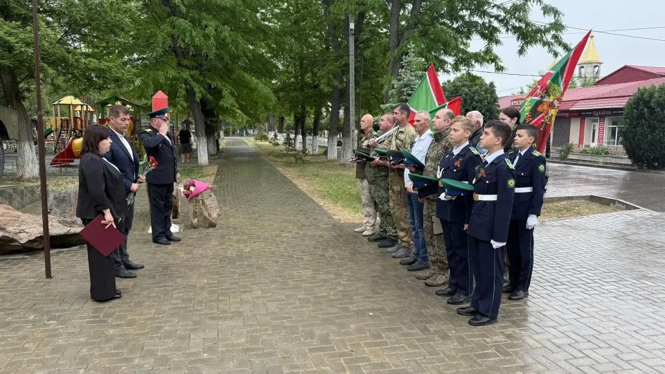 28 мая заместитель главы администрации Советского района Людмила Попова совместно с управляющим делами районного совета Татьяной Сивириной приняли участие в церемонии возложения цветов к памятному знаку воинам-пограничникам 28 мая заместитель главы администрации Советского района Людмила Попова совместно с управляющим делами районного совета Татьяной Сивириной приняли участие в церемонии возложения цветов к памятному знаку воинам-пограничникам