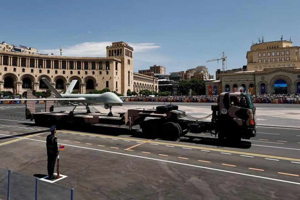 Прощание славянки. в исполнении Пашиняна на параде Прощание славянки. в исполнении Пашиняна на параде