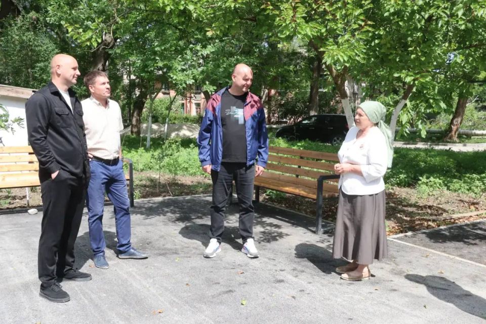 Иван Кошель: Вместе с главой муниципального образования Денисом Колесником и представителем подрядной организации осмотрел объекты по ул. Голощапова, 14 и ул. Войкова, 20, 22, где уже завершены работы по благоустройству... Иван Кошель: Вместе с главой муниципального образования Денисом Колесником и представителем подрядной организации осмотрел объекты по ул. Голощапова, 14 и ул. Войкова, 20, 22, где уже завершены работы по благоустройству...