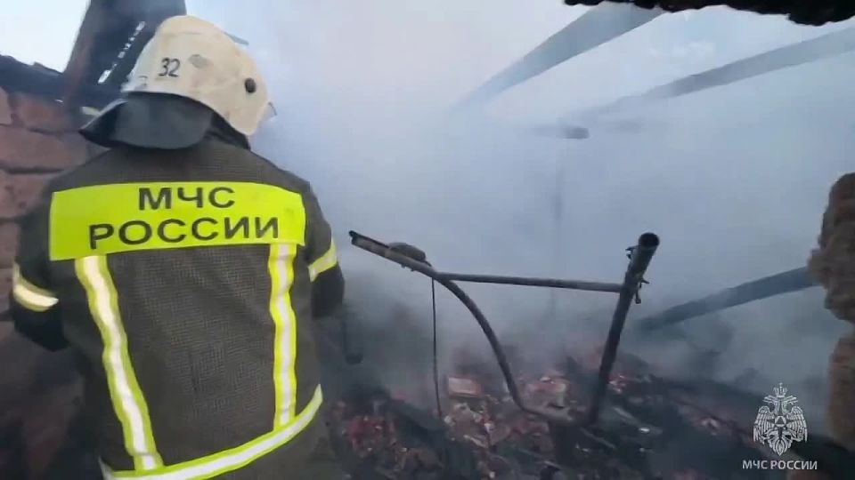 В Кировском районе пожарные оперативно ликвидировали возгорание хозяйственной постройки