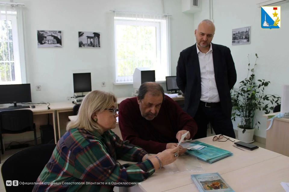 Краевед передал в архив Севастополя редкие книги и документы Краевед передал в архив Севастополя редкие книги и документы