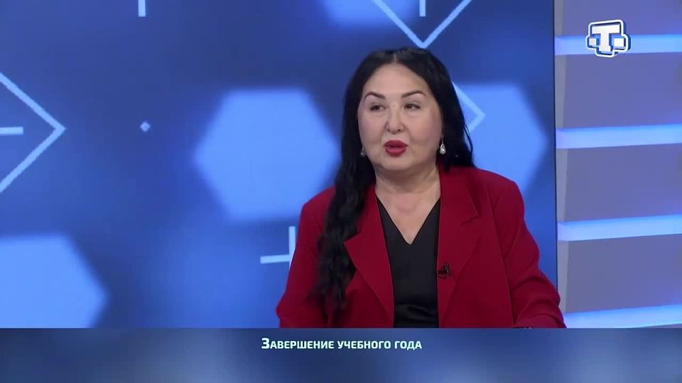 Выпускники крымской школы под руководством директора отметили «Последний звонок»