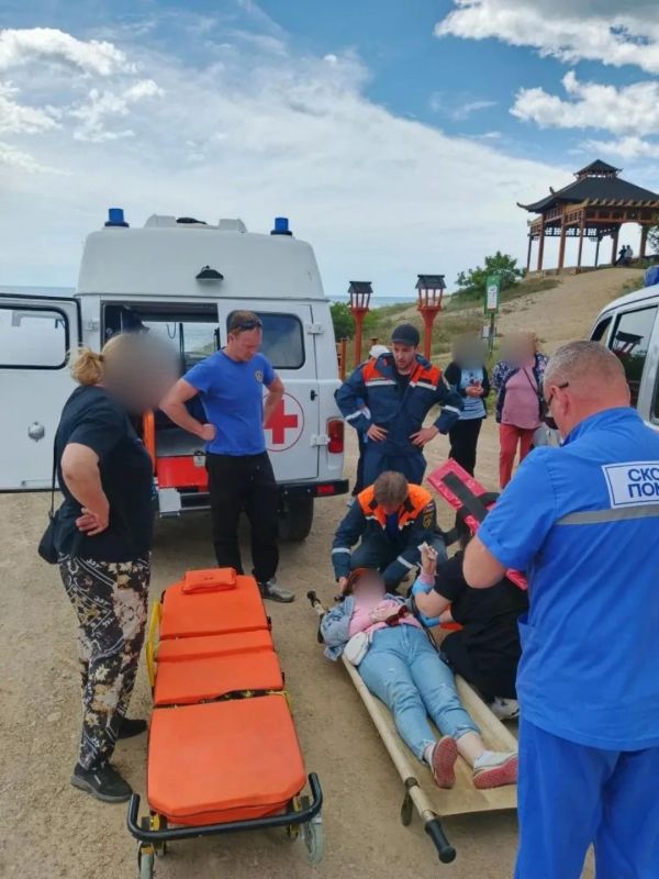 Туристку с травмой ноги спасли на мысе Алчак в Крыму Туристку с травмой ноги спасли на мысе Алчак в Крыму