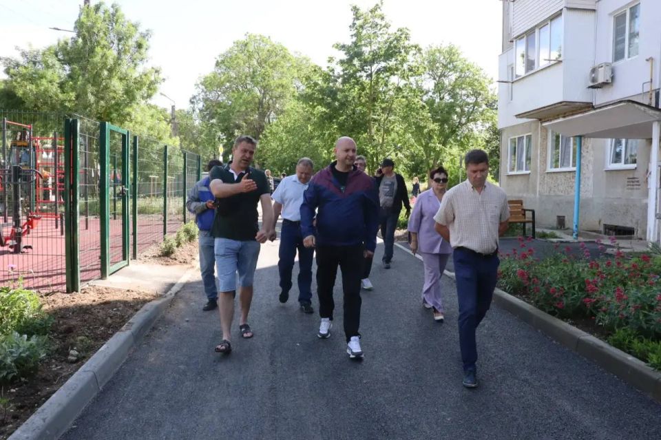 Иван Кошель: Вместе с главой муниципального образования Денисом Колесником и представителем подрядной организации осмотрел объекты по ул. Голощапова, 14 и ул. Войкова, 20, 22, где уже завершены работы по благоустройству... Иван Кошель: Вместе с главой муниципального образования Денисом Колесником и представителем подрядной организации осмотрел объекты по ул. Голощапова, 14 и ул. Войкова, 20, 22, где уже завершены работы по благоустройству...