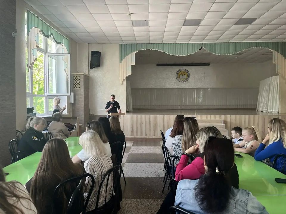 В Севастополе автоинспекторы совместно с сотрудником ПДН обсудили с родителями школьников проблемы детской безопасности В Севастополе автоинспекторы совместно с сотрудником ПДН обсудили с родителями школьников проблемы детской безопасности
