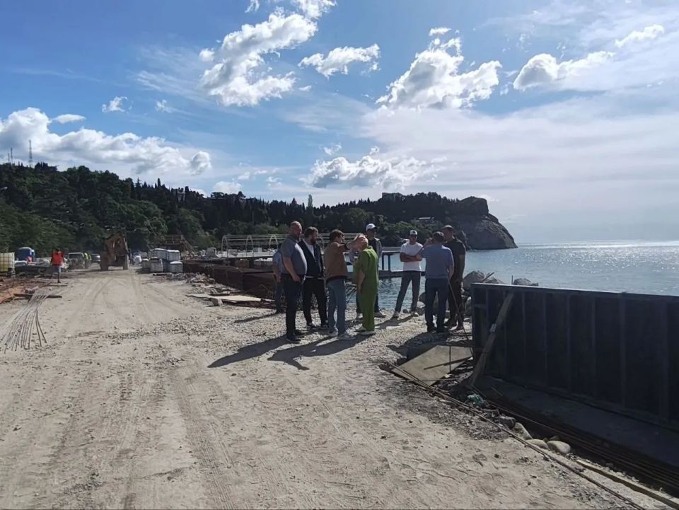 В Алуште проводят капремонт берегоукрепительных сооружений в районе санаториев «Утес» и «Карасан»