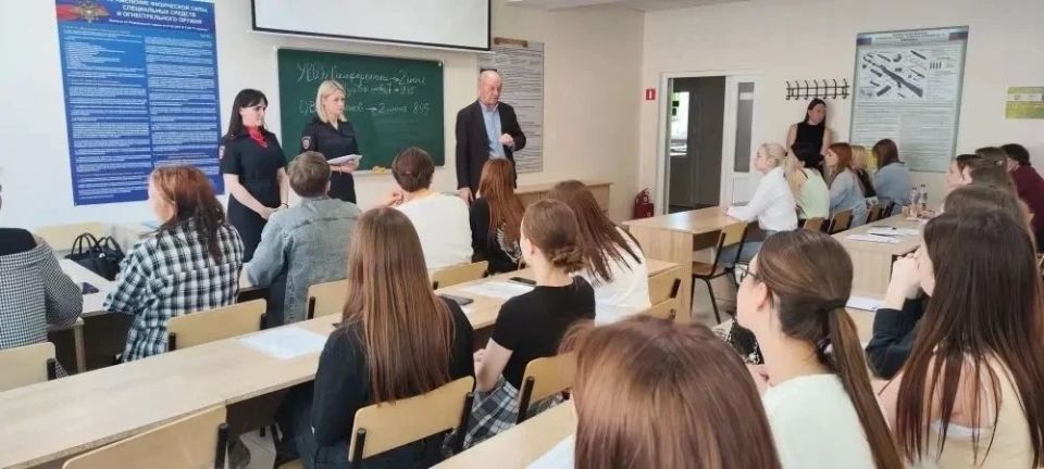 Полицейские Симферополя совместно с общественниками провели профориентацию для студентов Финансово-экономического колледжа Полицейские Симферополя совместно с общественниками провели профориентацию для студентов Финансово-экономического колледжа