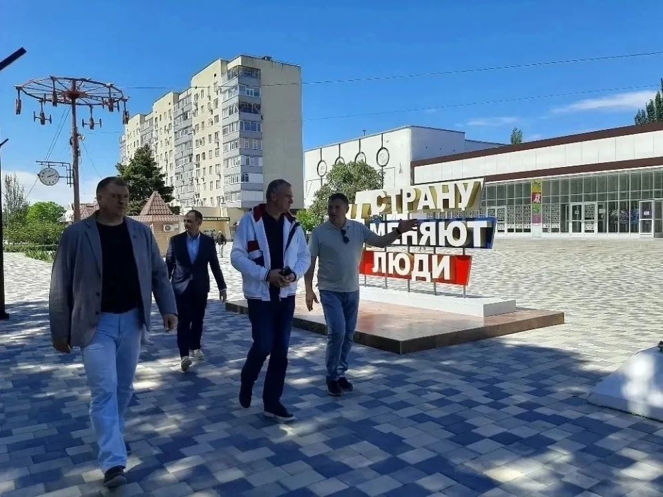 Министр ЖКХ Алексей Кудинов с рабочей поездкой посетил г. Щелкино. Совместно с руководством города и района проверили работу систем теплоснабжения, водоснабжения и водоотведения, обсудили проблемные вопросы и наметили план... Министр ЖКХ Алексей Кудинов с рабочей поездкой посетил г. Щелкино. Совместно с руководством города и района проверили работу систем теплоснабжения, водоснабжения и водоотведения, обсудили проблемные вопросы и наметили план...