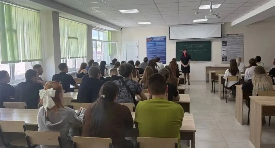 Полицейские Симферополя совместно с общественниками провели профориентацию для студентов Финансово-экономического колледжа Полицейские Симферополя совместно с общественниками провели профориентацию для студентов Финансово-экономического колледжа