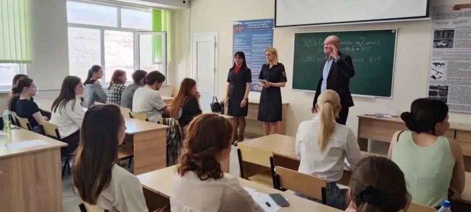 Полицейские Симферополя совместно с общественниками провели профориентацию для студентов Финансово-экономического колледжа Полицейские Симферополя совместно с общественниками провели профориентацию для студентов Финансово-экономического колледжа