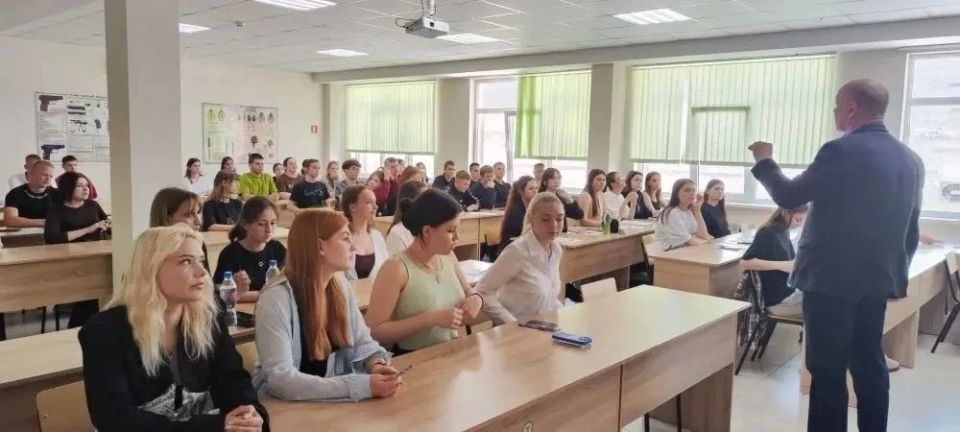 Полицейские Симферополя совместно с общественниками провели профориентацию для студентов Финансово-экономического колледжа