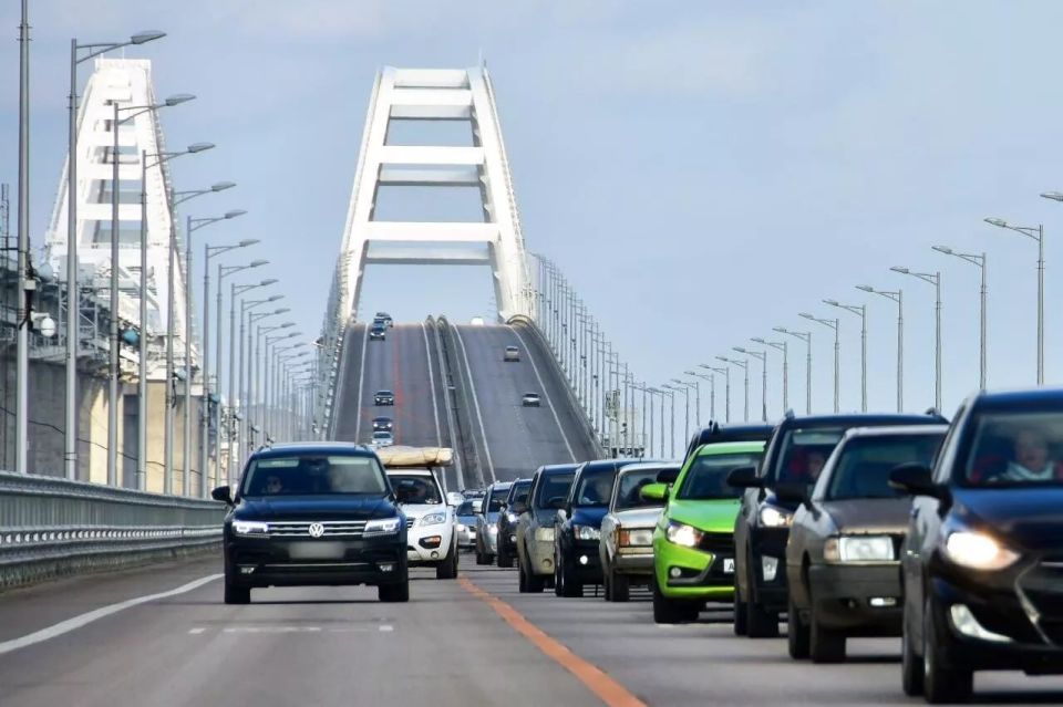 Перед Крымским мостом образовалась очередь