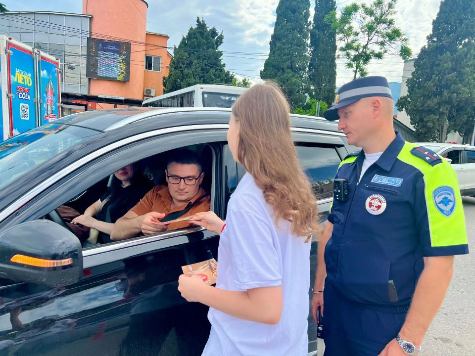 В Алуште сотрудники Госавтоинспекции совместно с активистами «Движения Первых» провели акцию «Пристегни самое дорогое!» В Алуште сотрудники Госавтоинспекции совместно с активистами «Движения Первых» провели акцию «Пристегни самое дорогое!»