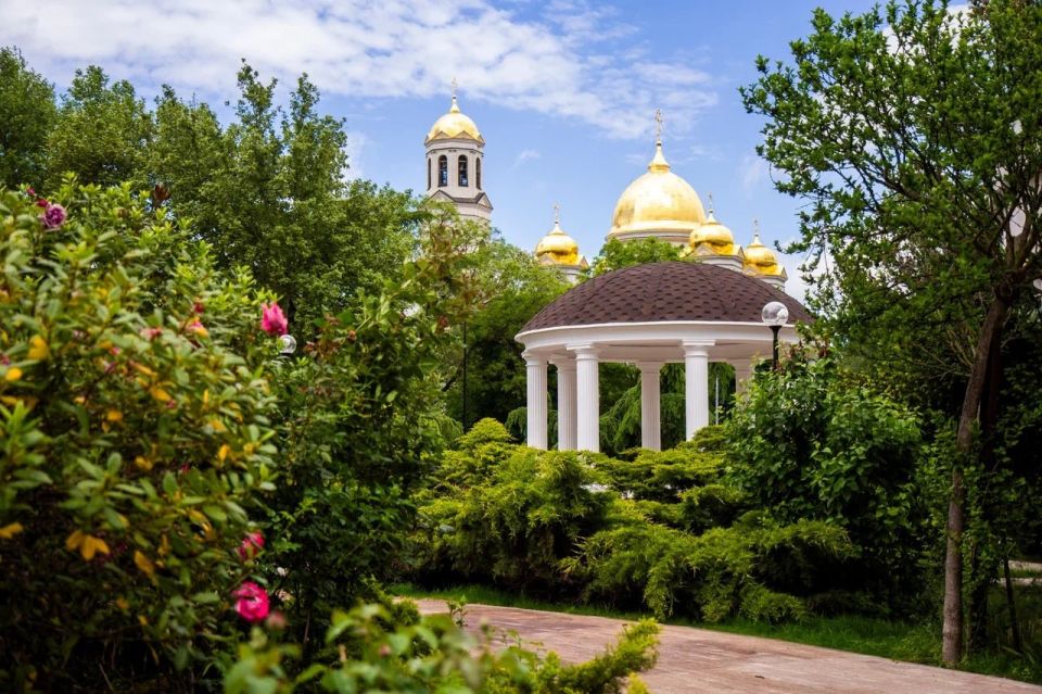 Михаил Афанасьев: Уважаемые симферопольцы и гости крымской столицы! От всей души поздравляю вас со светлым праздником – Днем Святой Троицы!