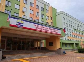 В преддверии Дня защиты детей маленькие пациенты местной больницы получили 400 подарков