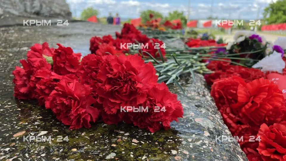 У мемориального комплекса «Героям Аджимушкая» в Керчи почтили память защитников подземной крепости У мемориального комплекса «Героям Аджимушкая» в Керчи почтили память защитников подземной крепости