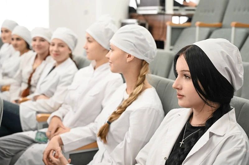 Пока май метался между ливнями и жарой, наши фотографы успели поймать главное: концерты, памятные акции, обновление арт-объектов и даже… состязание деревьев Пока май метался между ливнями и жарой, наши фотографы успели поймать главное: концерты, памятные акции, обновление арт-объектов и даже… состязание деревьев