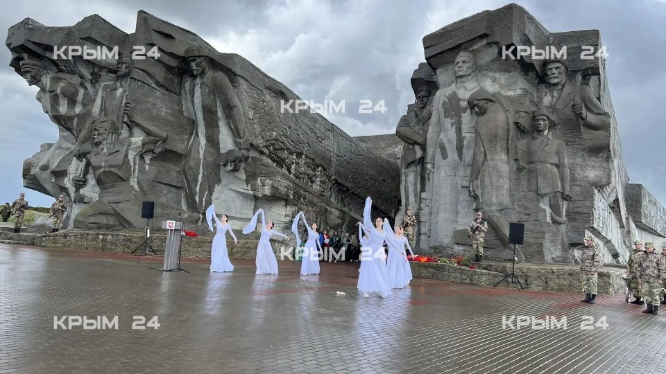У мемориального комплекса «Героям Аджимушкая» в Керчи почтили память защитников подземной крепости