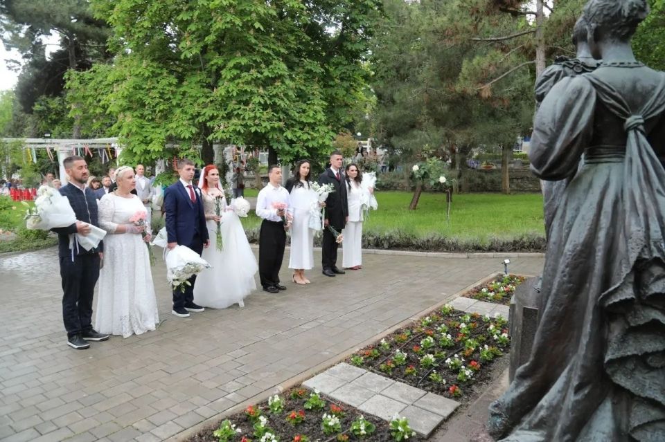 Галина Огнёва: С Днём рождения, Алушта!. В этот особенный день четыре прекрасные пары связали свои судьбы, создав новые семьи в нашем городе Галина Огнёва: С Днём рождения, Алушта!. В этот особенный день четыре прекрасные пары связали свои судьбы, создав новые семьи в нашем городе