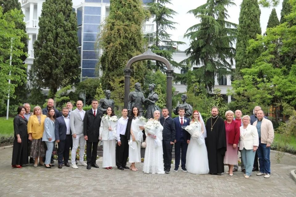 Галина Огнёва: С Днём рождения, Алушта!. В этот особенный день четыре прекрасные пары связали свои судьбы, создав новые семьи в нашем городе Галина Огнёва: С Днём рождения, Алушта!. В этот особенный день четыре прекрасные пары связали свои судьбы, создав новые семьи в нашем городе