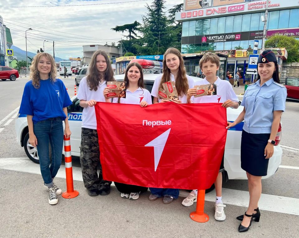 В Алуште сотрудники Госавтоинспекции совместно с активистами «Движения Первых» провели акцию «Пристегни самое дорогое!»