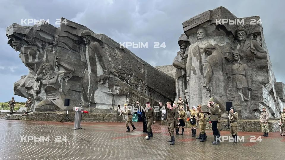 У мемориального комплекса «Героям Аджимушкая» в Керчи почтили память защитников подземной крепости У мемориального комплекса «Героям Аджимушкая» в Керчи почтили память защитников подземной крепости