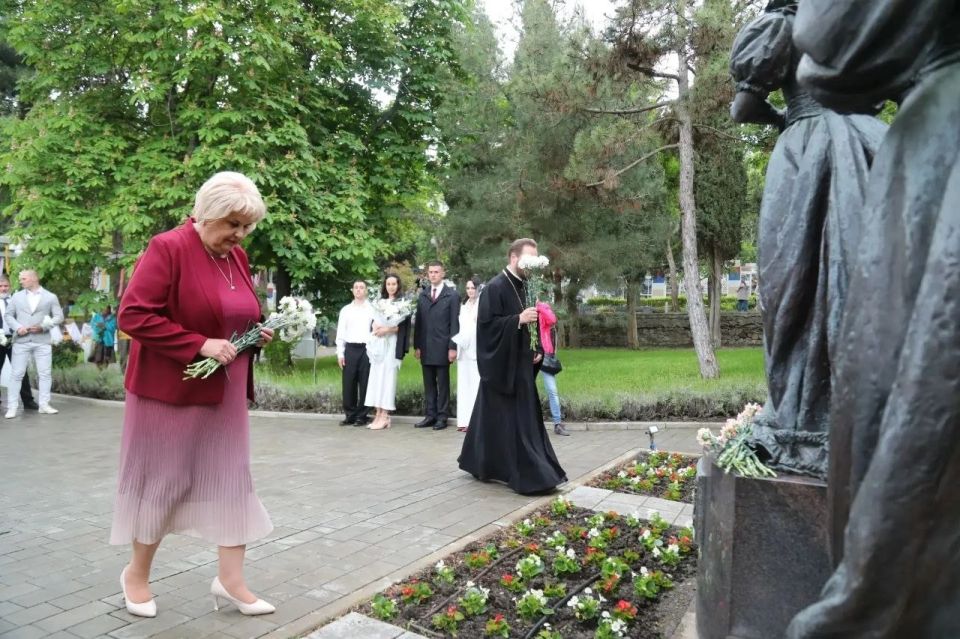 Галина Огнёва: С Днём рождения, Алушта!. В этот особенный день четыре прекрасные пары связали свои судьбы, создав новые семьи в нашем городе Галина Огнёва: С Днём рождения, Алушта!. В этот особенный день четыре прекрасные пары связали свои судьбы, создав новые семьи в нашем городе