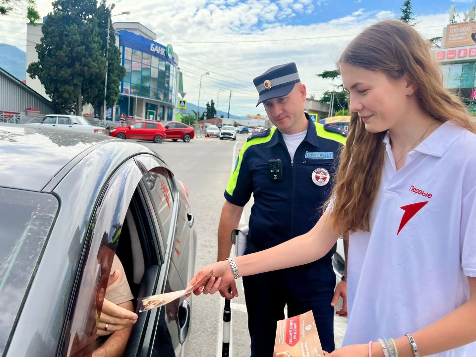 В Алуште сотрудники Госавтоинспекции совместно с активистами «Движения Первых» провели акцию «Пристегни самое дорогое!» В Алуште сотрудники Госавтоинспекции совместно с активистами «Движения Первых» провели акцию «Пристегни самое дорогое!»