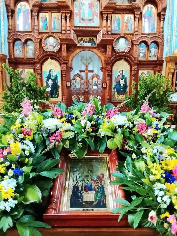 Дорогие бахчисарайцы!. Поздравляем вас со светлым праздником – Днём Святой Троицы