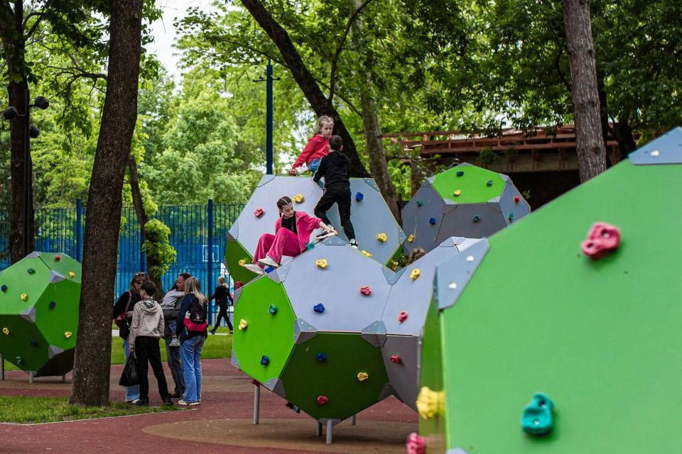 В Детском парке города Симферополь прошёл яркий и добрый праздник, посвящённый Международному дню защиты детей В Детском парке города Симферополь прошёл яркий и добрый праздник, посвящённый Международному дню защиты детей