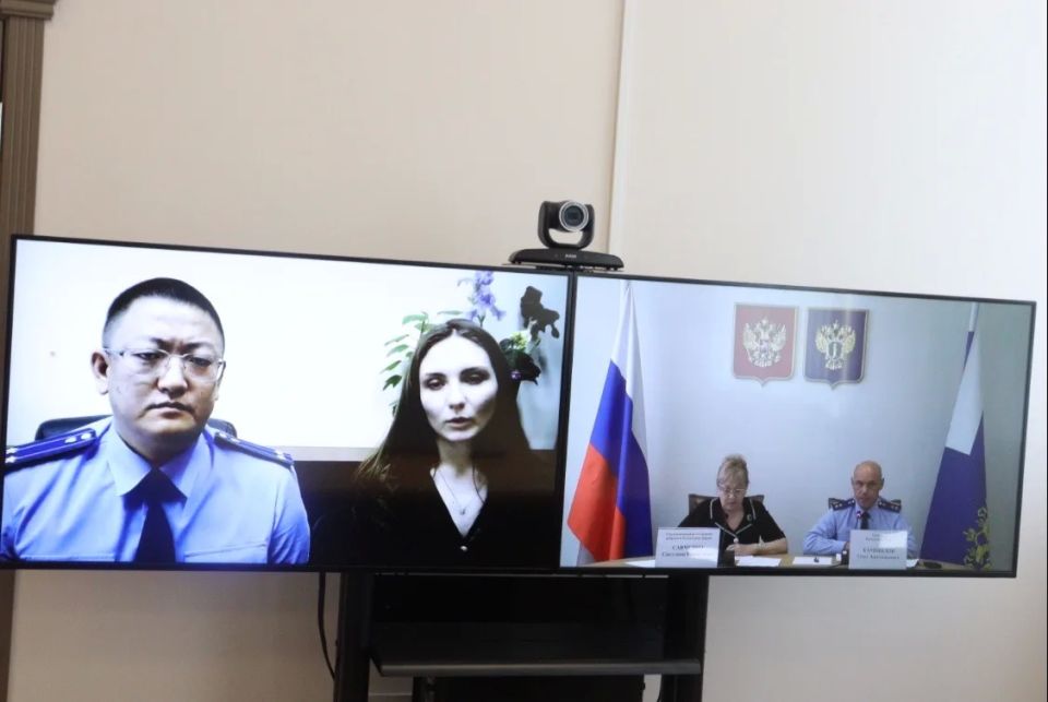 В преддверии Международного дня защиты детей прокурор Республики Крым Олег Камшилов совместно с Уполномоченным по правам ребенка в Республике Крым Светланой Савченко провел прием жителей региона В преддверии Международного дня защиты детей прокурор Республики Крым Олег Камшилов совместно с Уполномоченным по правам ребенка в Республике Крым Светланой Савченко провел прием жителей региона