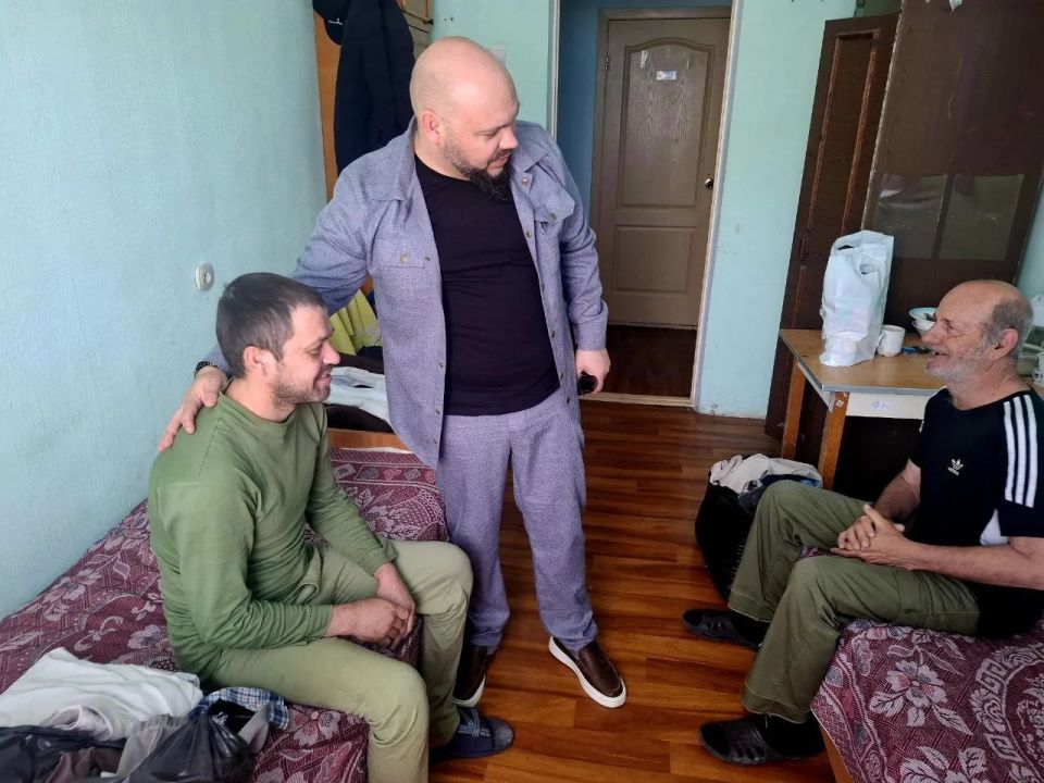 Заехал в пункт временного размещения, где живут наши подопечные, чьими проблемами сейчас занимаемся Заехал в пункт временного размещения, где живут наши подопечные, чьими проблемами сейчас занимаемся