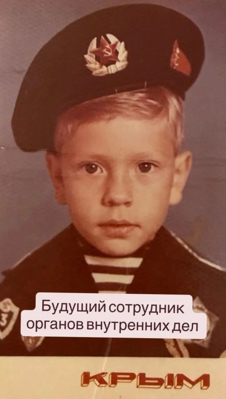 В День защиты детей сотрудники МВД по Республике Крым присоединяются ко Всероссийскому фотофлешмобу «Великое начинается с детства»! В День защиты детей сотрудники МВД по Республике Крым присоединяются ко Всероссийскому фотофлешмобу «Великое начинается с детства»!