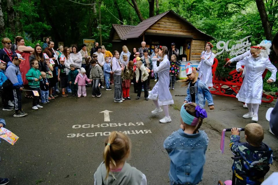 Янина Павленко: Летняя резиденция Деда Мороза торжественно открыта! Главный волшебник страны поселился в Ялте на «Поляне сказок» Янина Павленко: Летняя резиденция Деда Мороза торжественно открыта! Главный волшебник страны поселился в Ялте на «Поляне сказок»