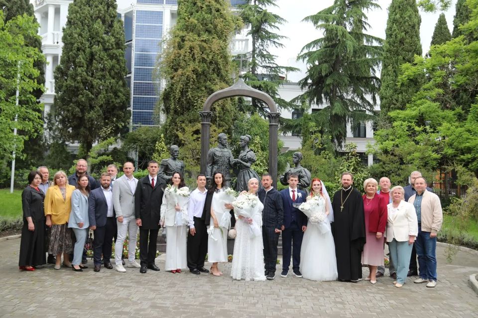С Днём рождения, Алушта!. В этот особенный день четыре прекрасные пары связали свои судьбы, создав новые семьи в нашем городе С Днём рождения, Алушта!. В этот особенный день четыре прекрасные пары связали свои судьбы, создав новые семьи в нашем городе