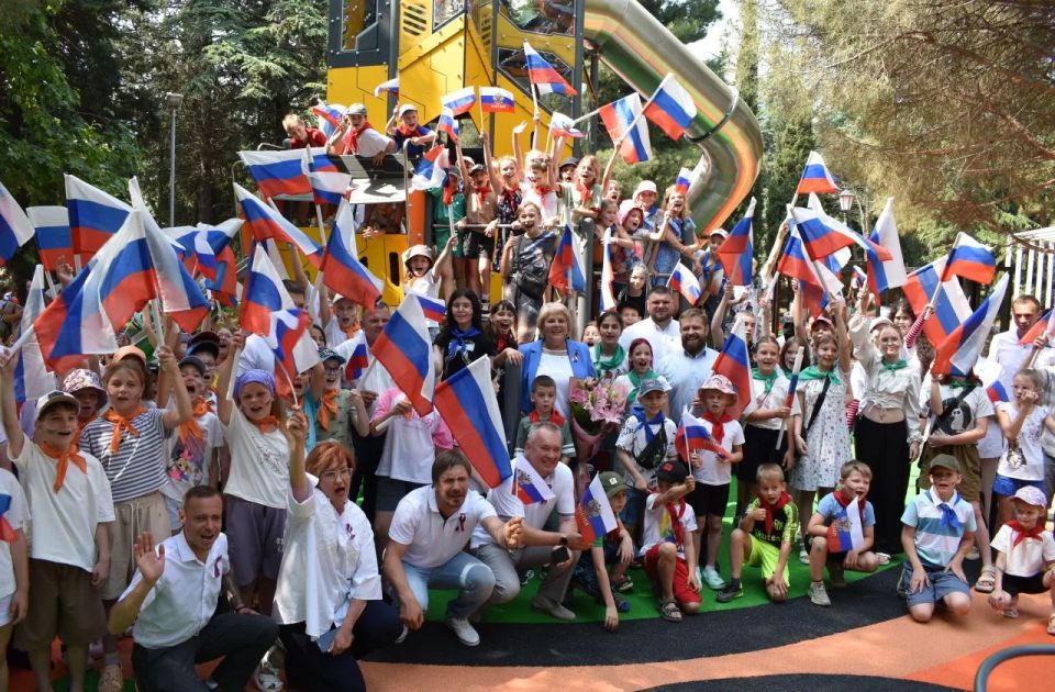 С первым днем лета, дорогие алуштинцы! С Днем защиты детей!