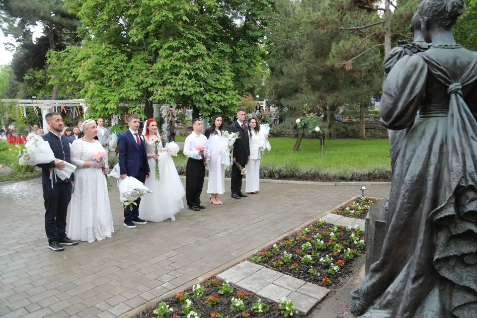 С Днём рождения, Алушта!. В этот особенный день четыре прекрасные пары связали свои судьбы, создав новые семьи в нашем городе С Днём рождения, Алушта!. В этот особенный день четыре прекрасные пары связали свои судьбы, создав новые семьи в нашем городе