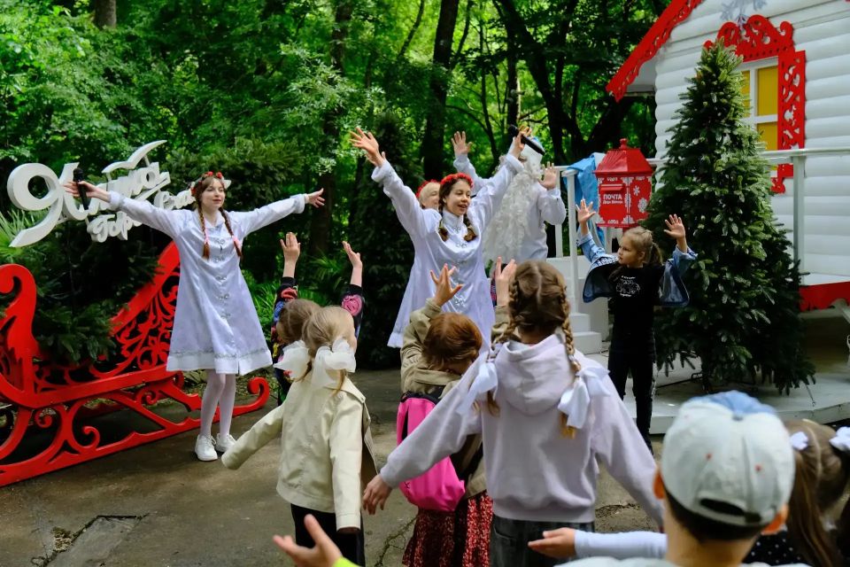 Янина Павленко: Летняя резиденция Деда Мороза торжественно открыта! Главный волшебник страны поселился в Ялте на «Поляне сказок» Янина Павленко: Летняя резиденция Деда Мороза торжественно открыта! Главный волшебник страны поселился в Ялте на «Поляне сказок»